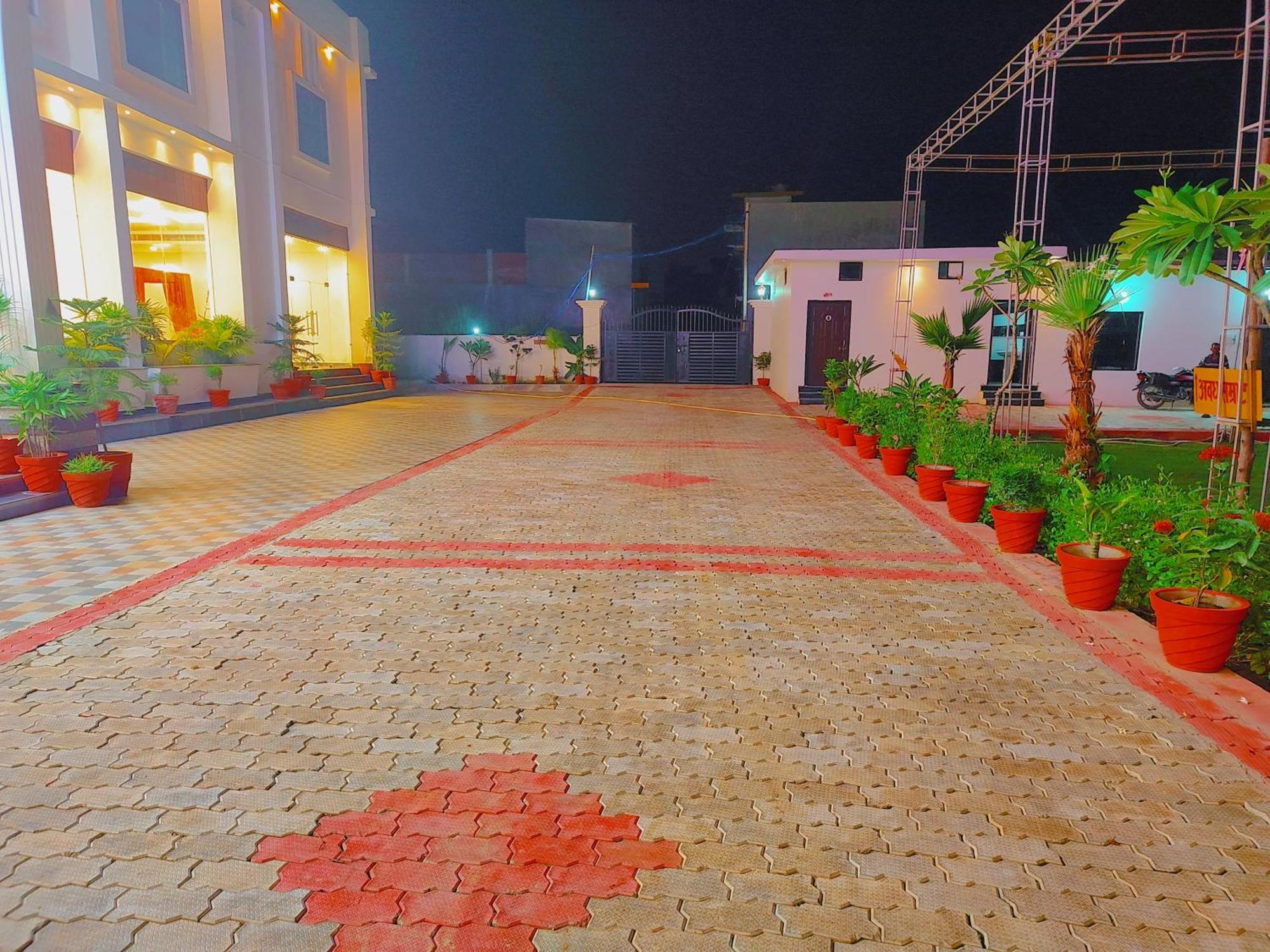 Awadh Samrat Resort Ayodhya Exterior foto